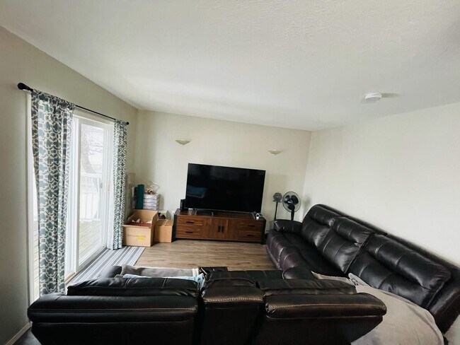 Photo - 10104-10107 107 Ave