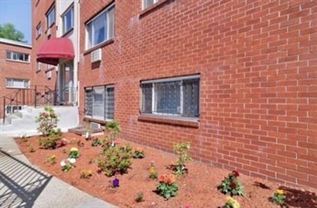 Photo - 2BR 1Bth unit. Heat/Hot Water included. Great location! Parking included! Swimming pool!