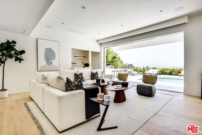 8908 Alto Cedro Dr