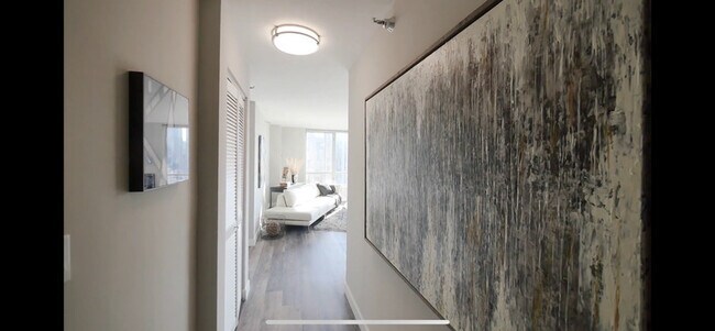 Building Photo - 40 E Delaware Pl