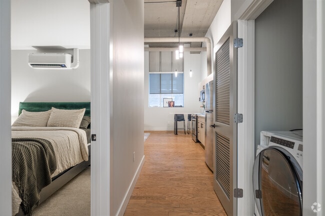 1BR, 1BA - 642SF - Hallway - H