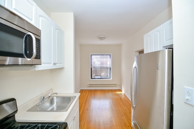 Photo - 906 W Addison St Unit 3