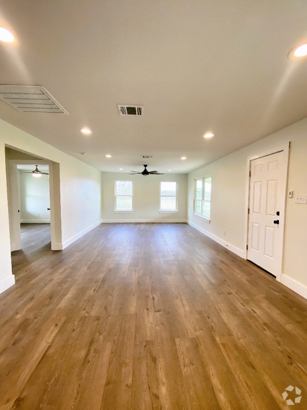 Building Photo - 10888 State Park Rd Rental