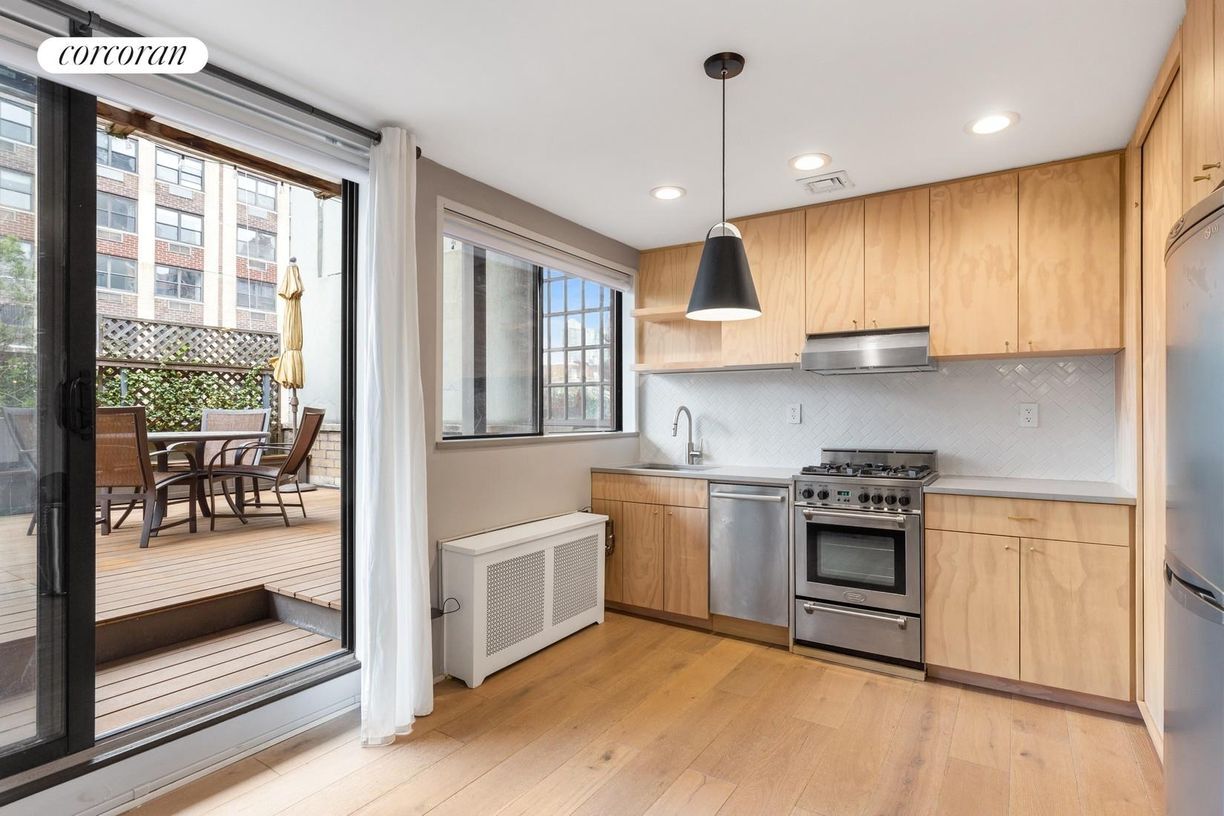 Photo - 215 E 24th St