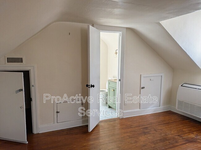 Photo - 1018 Wolcott Ave Unit B