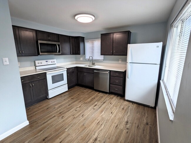 Building Photo - 164 Pointview Rd Unit 2nd Floor Rental