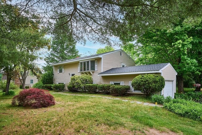 Building Photo - 5 Bedroom House in Hadley – Perfect for Groups!