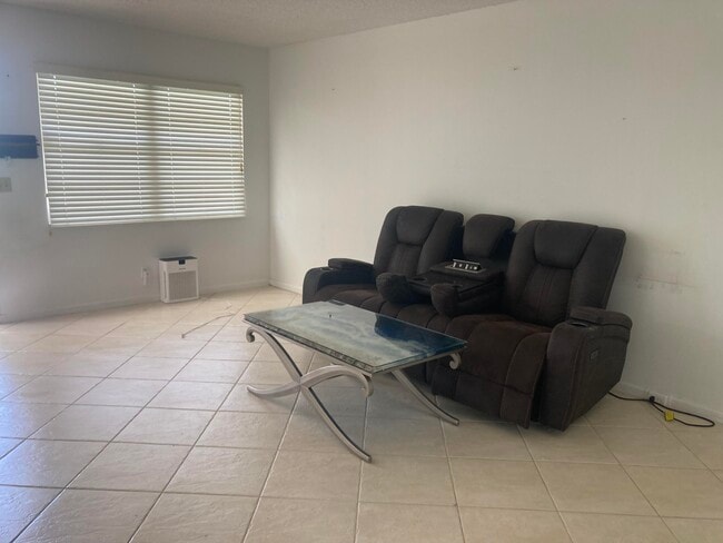 Photo - 1097 Cornwall E