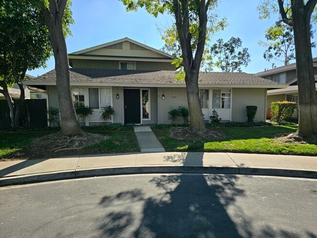 Building Photo - Spacious townhome in a well-maintained El Cajon complex
