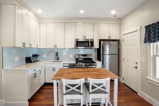 Building Photo - 596 E 2nd St Unit 3