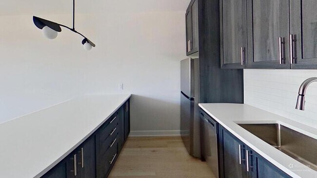 Photo - 658 Somerset St W