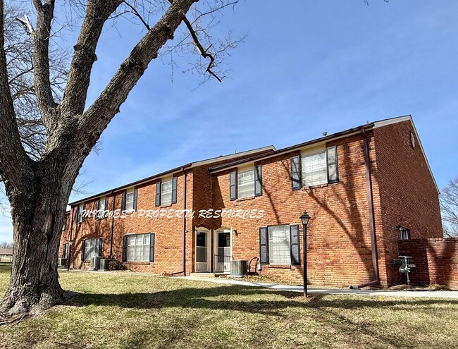 Building Photo - Stunning 2 Story townhome
