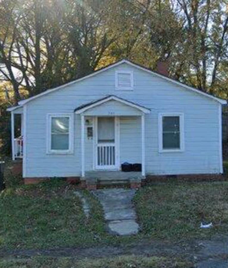 Photo - 703 Engleside St