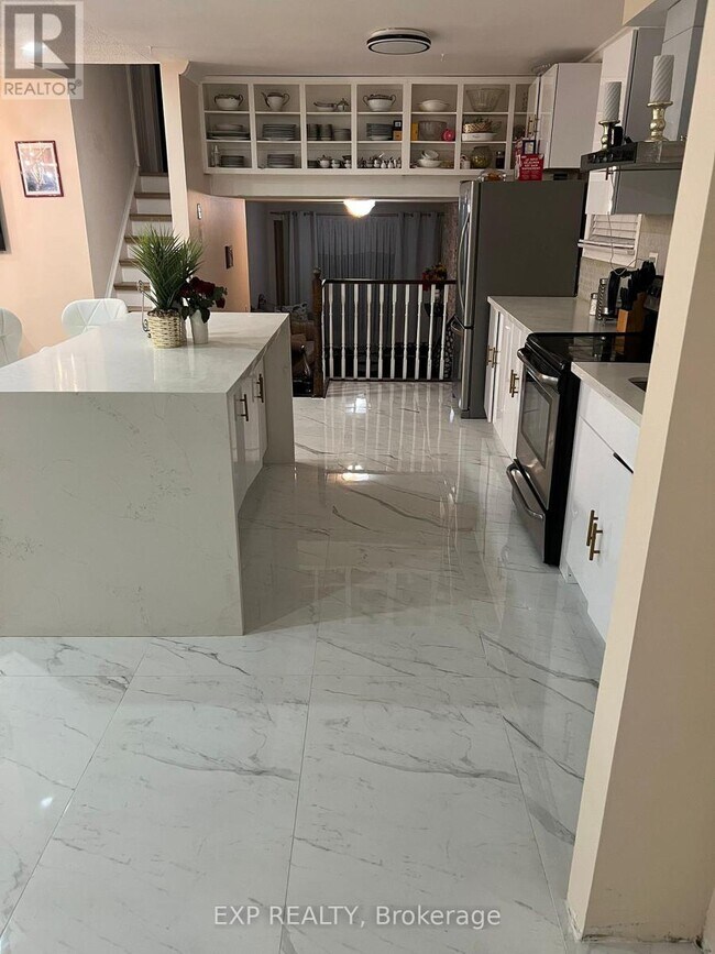 Photo - 671 Adelaide Ave E