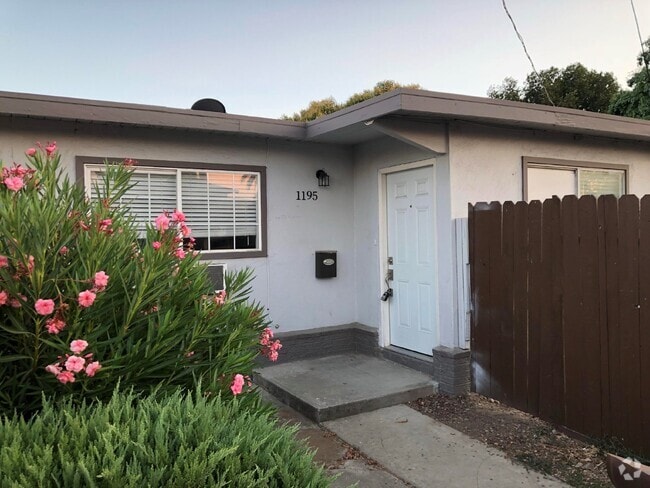Building Photo - Centrally Located 2 Bed/1 Bath Duplex in L... Rental