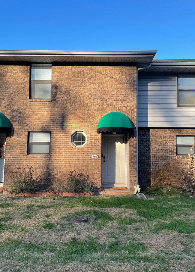 Building Photo - 400 block E Jackson Unit 403