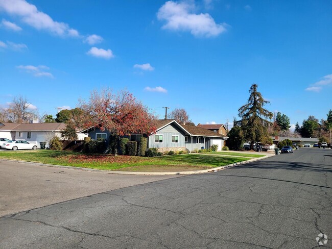 Building Photo - Well maintained home for rent in Visalia