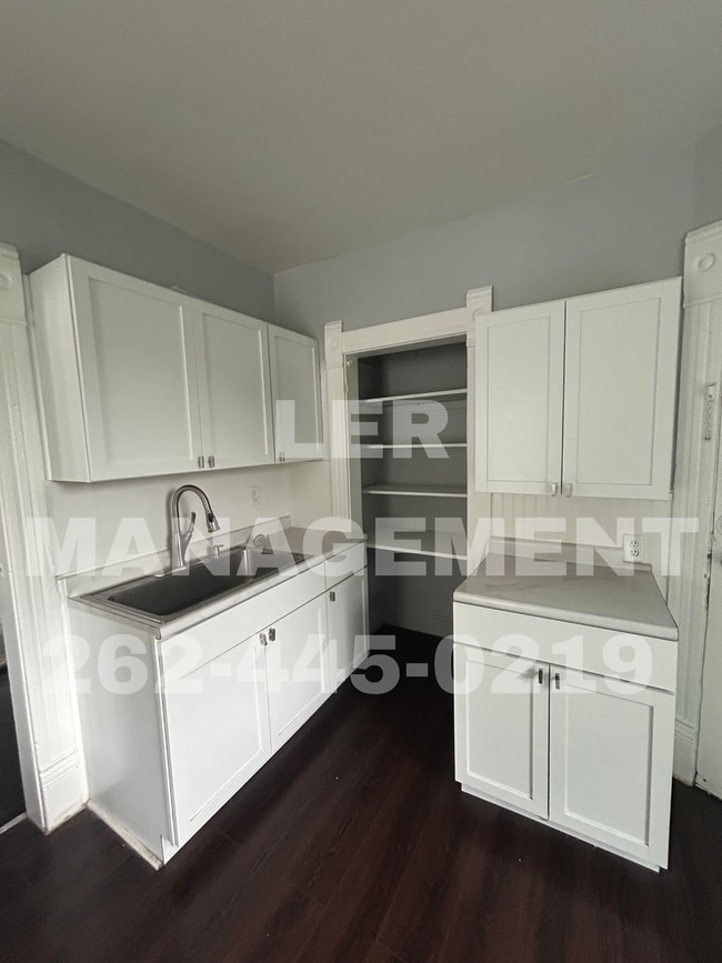 Building Photo - Spacious 3 Bedroom Upper!