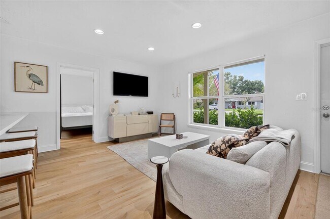 Photo - 637 41st Ave NE