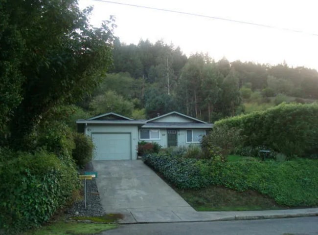 Building Photo - 3 Bed 1.5 Bath Home