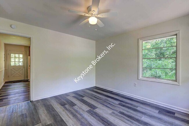 Photo - 305 Moreland Way