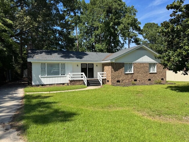 Building Photo - Spacious Rooms, Deck and Detached Garage /... Rental