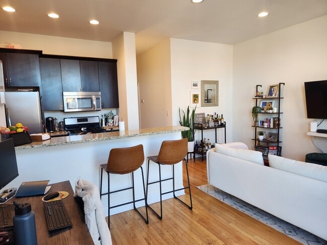 Photo - 918 W Belmont Ave Unit 205