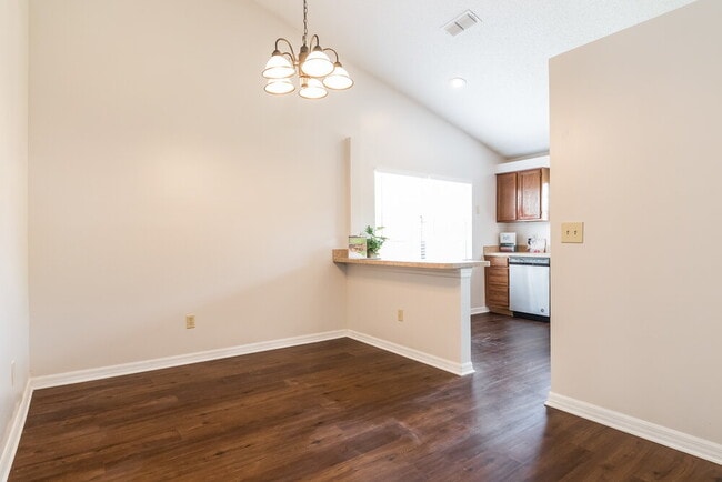 Photo - 664 Weybridge Ct