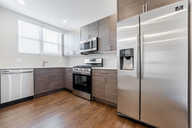 Building Photo - 1436 W Farragut Ave Unit 3
