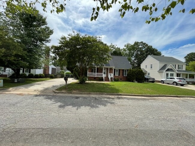 Building Photo - 4 Bedrooms 2.5 Bath