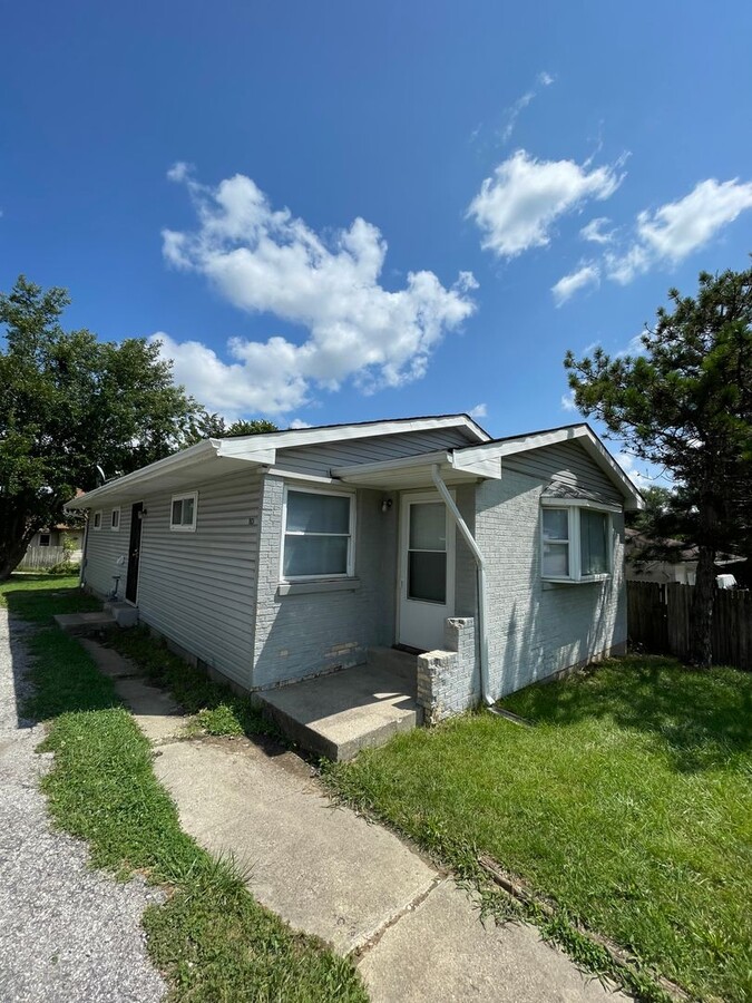 West side - 3 bedroom ranch - West side - 3 bedroom ranch House