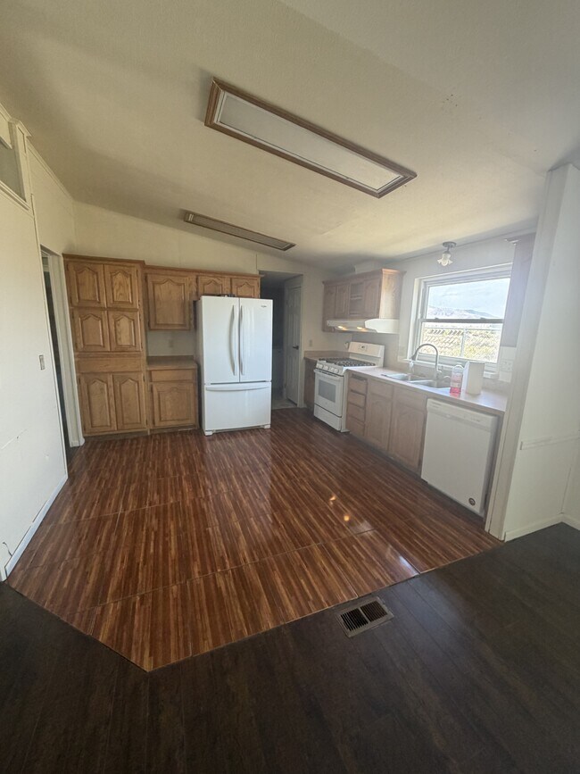 Photo - 690 Maple Ct