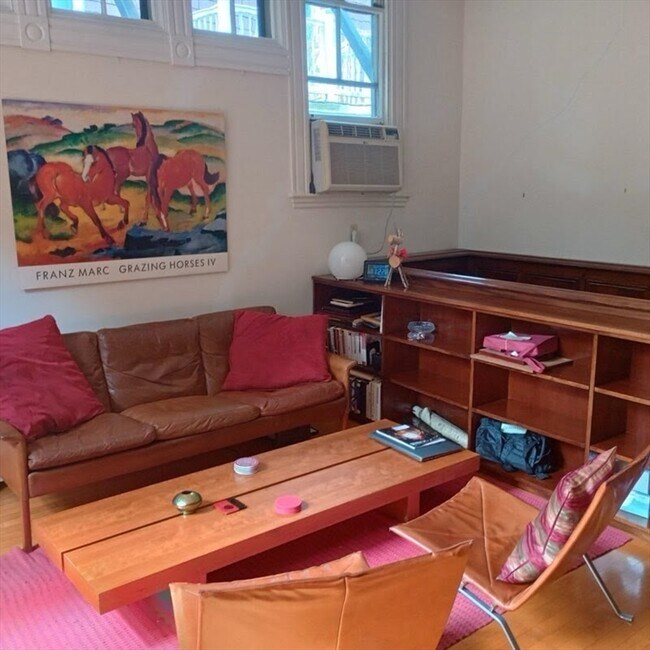 Building Photo - 10 Hilliard St Unit 2 Rental
