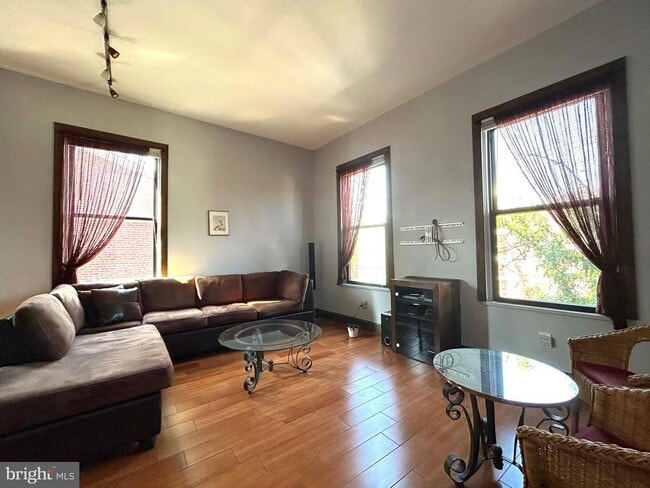 Building Photo - 727 S 2nd St Unit 3F