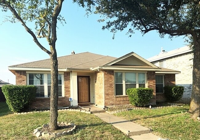 Building Photo - 3 Bedroom, 2 bath open concept In Lancaster Waitlist