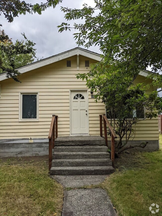 Building Photo - Sunny 2 bdrm/1.5 bath Cottage, walkable to... Rental