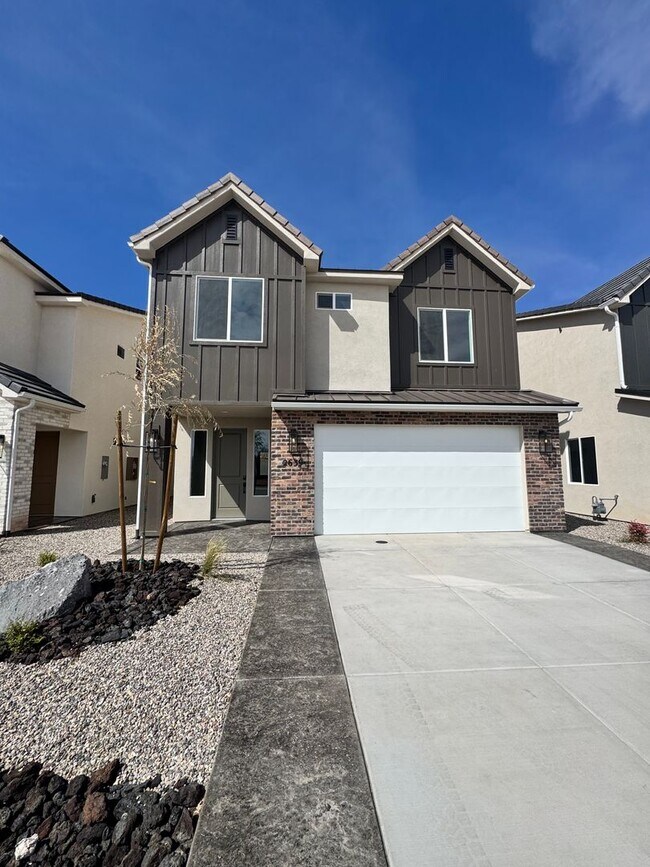 Photo - Brand New LARGE S&S Home!!