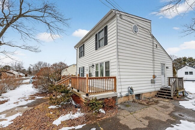 24 Steinhardt Ave