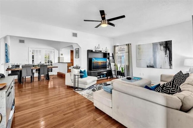 Photo - 836 W 40th St Unidad 836 W 40th St  1
