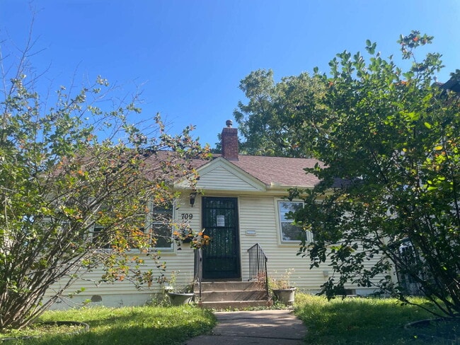 Building Photo - Charming 4-Bedroom Single Family Home on C...