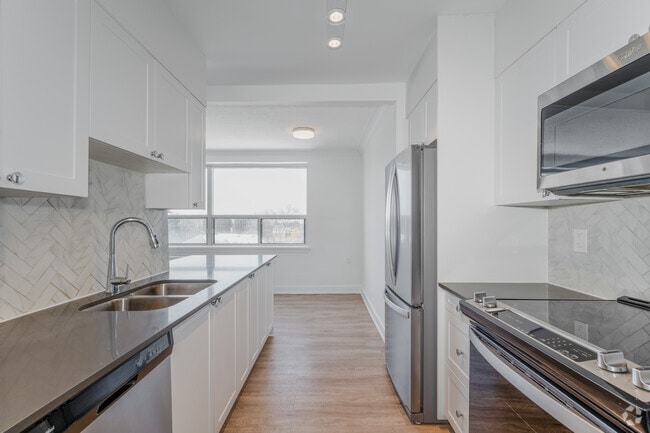 1 chambre, 1 salle de bain - 70 m² - Cuisine - 2040 EGLINTON AVE W