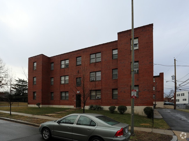 Building Photo - 3393 BLAINE ST NE