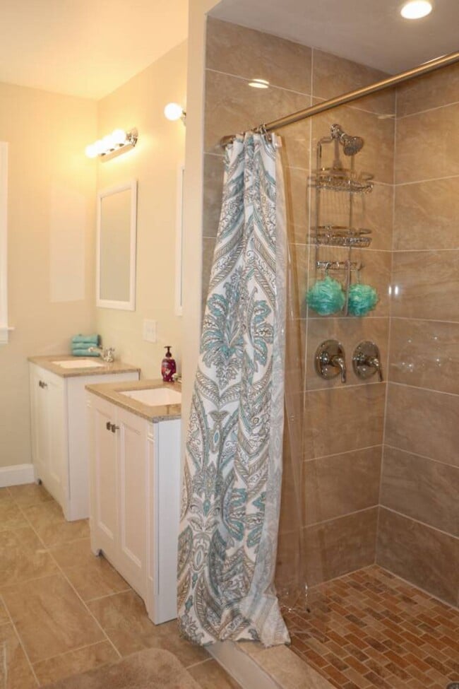 Photo - Updated 3 bedroom in Elmhurst / by Providence College Unit #1