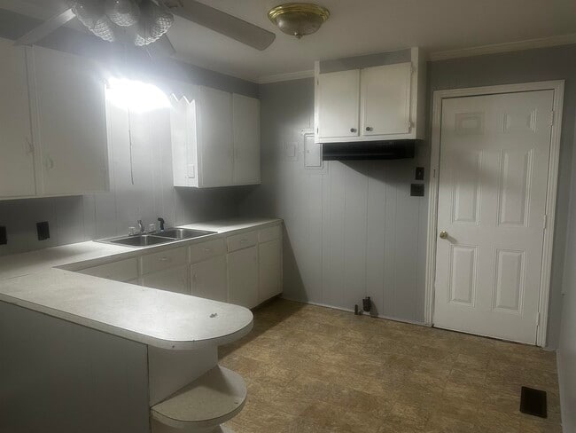 Photo - 325 W Cooper St