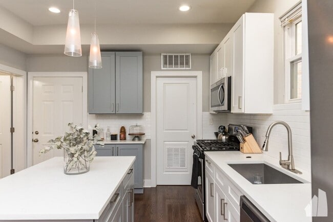 Photo - 3570 W Dickens Ave Unidad 3570 West Dickens Ave