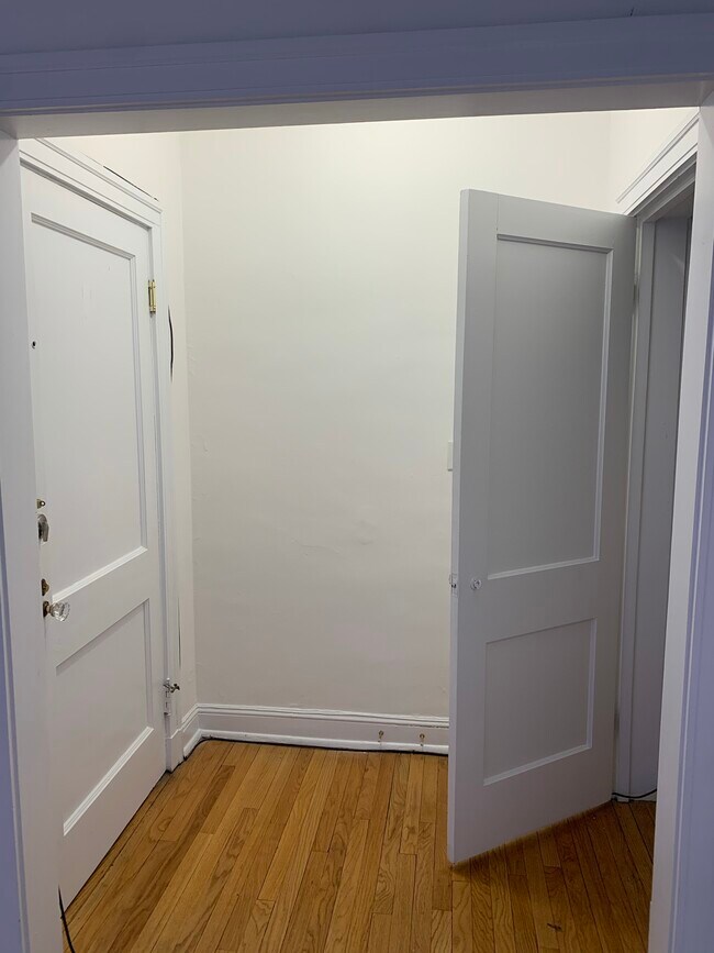 Photos may be of a similar apartment - 1509 Oak Ave Unit 2 South