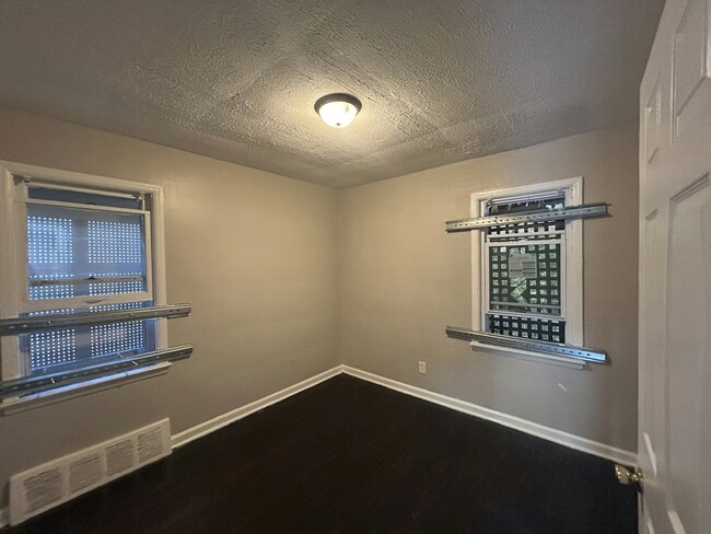 Photo - 16544 St Marys St