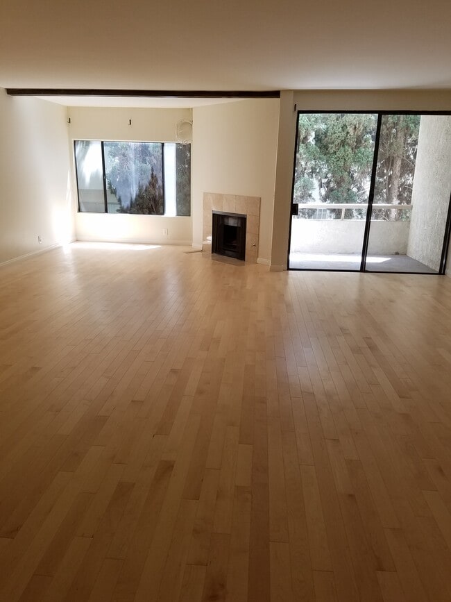 Salón - 1909 Pelham Ave Unidad 104