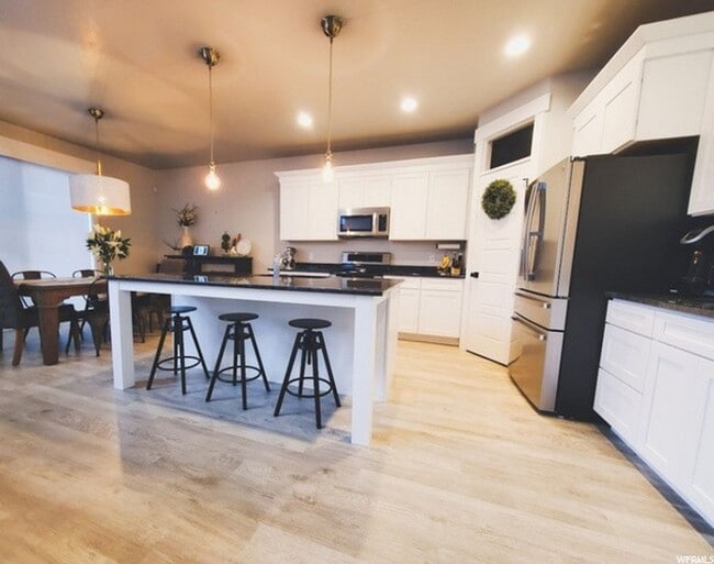 Building Photo - Beautiful 4 Bedroom Home, Bluffdale, 2827 sq ft, Updated!