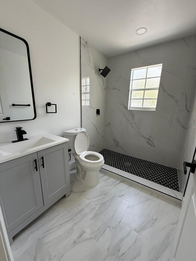 Photo - 913 NW 46th St